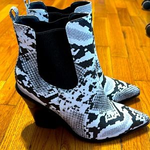 Brand New Women’s Snake Skin Booties Size 10
